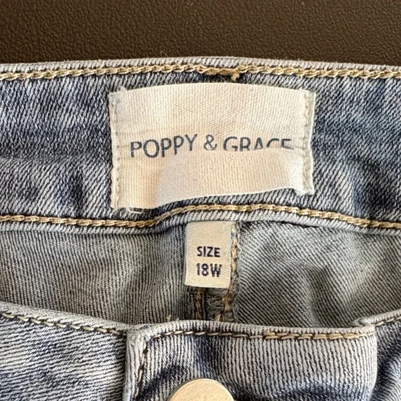 #PG923- Poppy & Grace Light Wash Cropped Capri with Daisy Appliqué- 18W - Picture 6 of 12